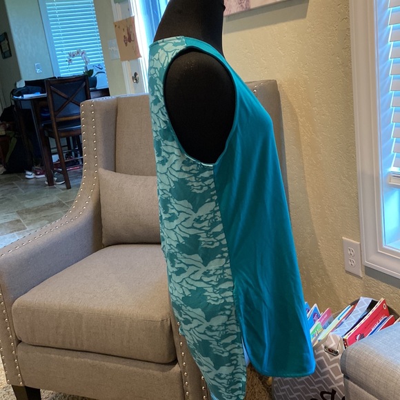 Woman’s teal workout tank. NWT - Picture 2 of 5